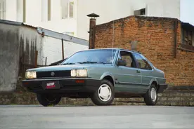 巴西三门版桑塔纳，配备绒布座椅，以酒精为燃料图片