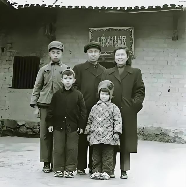 粟裕大将的夫人有多美？这是1952年的留影，她29岁，气质不凡