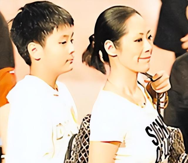 看得出来，关淑怡的事变真不少，新闻一曝出就让人觉得她像是从