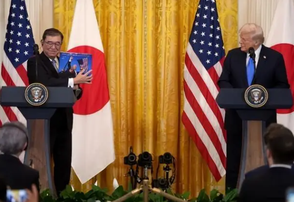 莫迪刚确认访华，特朗普就送中国一句话，他想动真格，又怕输得惨