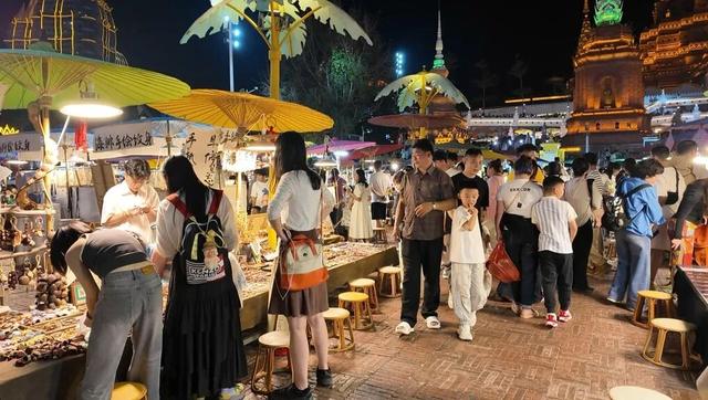 【我在西双版纳过大年】告庄西双景景区年味浓 星光夜市与烟花秀点亮夜空