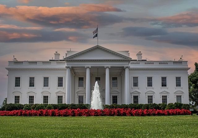 中美上桌谈判前	，特朗普通知中国，一个不变，白宫已踢走反华官员