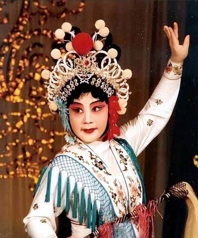 吃里爬外，永不回国？她带领30名演员选择留美，如今年过花甲归来
