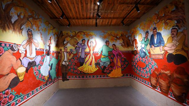 多年来，一批又一批绍兴人前赴后继，走进了这座大漠小城……