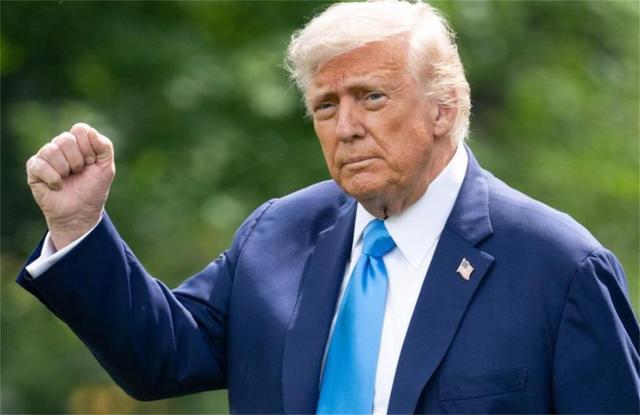 美国战争威胁之下，1.3亿人口小国投降，对中国开出第一枪