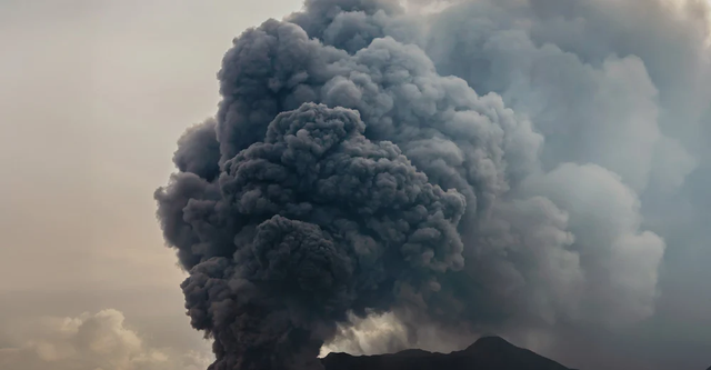 “地球的怒吼”！沉睡三千年火山爆发，14公里灰柱直冲云霄！