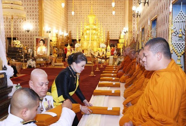 葬礼第10天！泰王被侍从扶着走，苏后冷着脸，欧拉弄独自祭奠婆婆