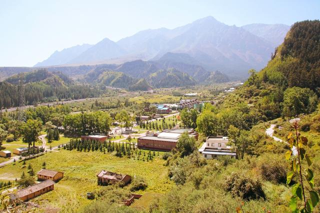 张掖马蹄寺石窟群，开凿于十六国北凉时期，是祁连山下的佛国秘境