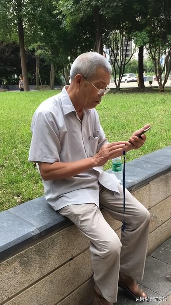 央视曝光！软件远程操控手机，卡内余额全被转走，老人防不胜防！