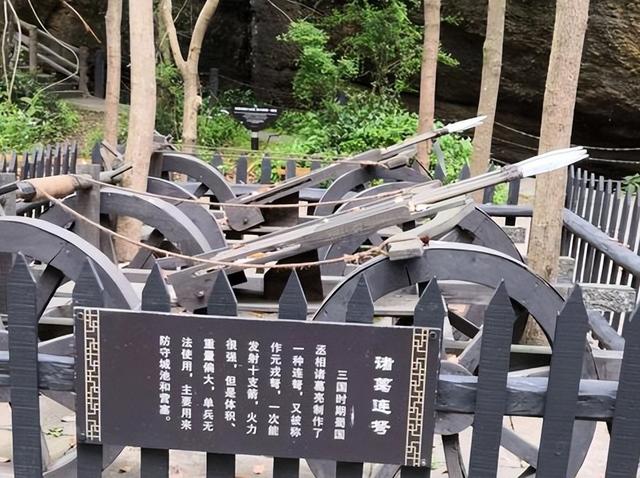 古墓出土40把似冲锋枪的武器，距今1700年，专家：果然是他发明的