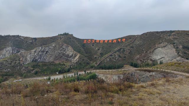 闲逛包头大青山南坡笸箩铺景点，去时一人，景区也一人，有点荒野