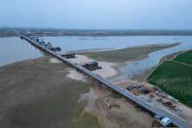 黄河同类型单跨最大桥梁二航造 沁伊高速黄河特大桥完成承台浇筑图片