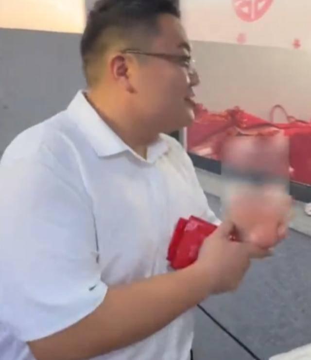 河北新郎接亲被堵门1小时，给钱也不让进，一举动让女方直接崩溃