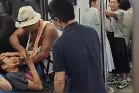 网友称“青岛地铁上小伙遭老人殴打”非拒让座引发系小伙先多次辱骂老人，警方发布最新通报图片