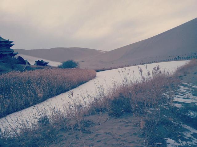 探秘甘肃敦煌鸣沙山月牙泉：沙漠中的奇幻胜景