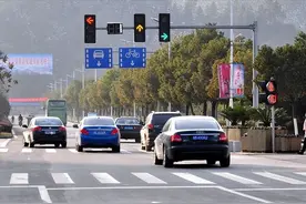 为什么很多人等红灯一直踩着刹车？内行人告诉你，这才是老司机图片
