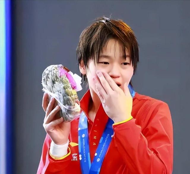 全红婵大变样！大波浪大墨镜打扮成熟，近况曝光	，担心的事发生