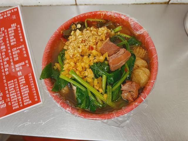 打卡南昌老字号水煮店，游客却懵了：这和麻辣烫究竟有啥不一样？