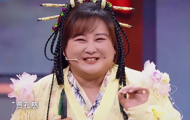 退出春晚解散公司	，被“综艺	”开除，44岁贾玲近况曝光，面相变了