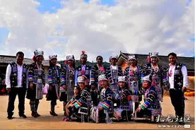 《云南少数民族人像》平头阿卡与尖头阿卡人图片