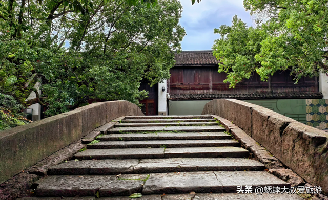 太难得了，原来杭州还藏着“绝美古街”，拍照打卡一绝，关键无人