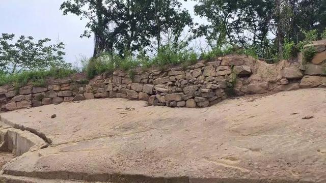 重庆北碚有座龙头山，山上有座400多年的明代老庙，叫“观音堂”