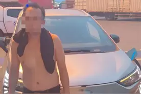 大力士？新能源汽车高速突然没电，男子蛮力硬推2公里！交警：罚！图片