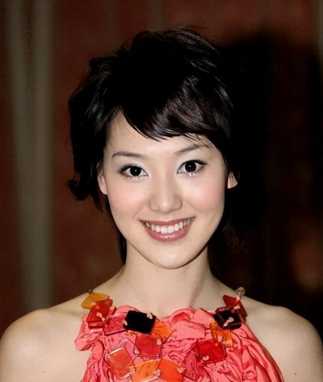 私生活混乱？遭央视“开除”？被传与小尼结婚的她，现状究竟如何