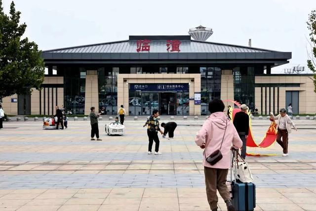 人人拎几箱坐火车！网友：错过等一年！