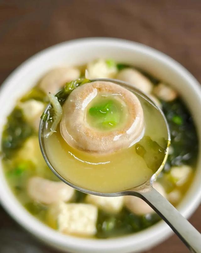 钾是土豆的36倍，建议中老年隔天吃一次，对肝脏好，腿脚更有劲！