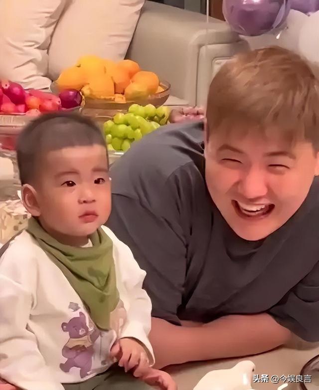 闫学晶没想到，2026年刚开年	，老搭档冯巩就给她上了生动一课