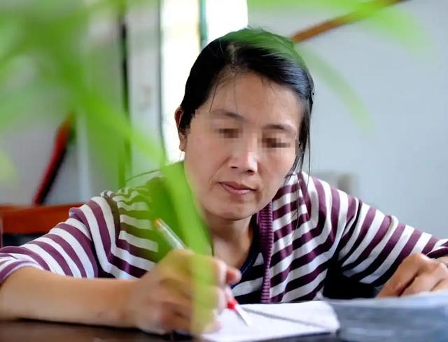女子陪女儿高考，自己却考了693分，南大当年你被录取了怎么没来