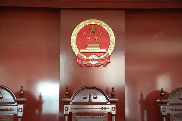 夫妻长期分居，男子与保姆同居17年，将价值4000万房产赠给保姆