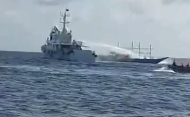 菲持刀威胁中方，美国也上场了，南海混合战升级，中方没有退路