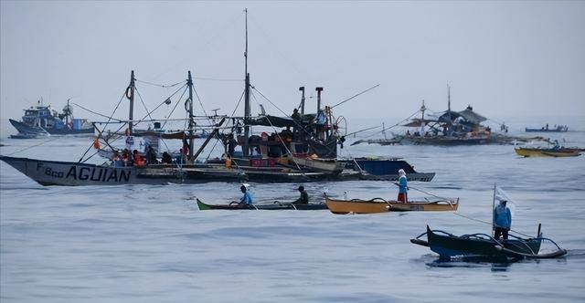 太突然！菲律宾20艘渔船“铁索连环”闯黄岩岛，马科斯这招真的狠