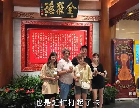 三千块烤鸭引爆几十万流量！阿楠靠外国二哥翻身，这钱花得太值了