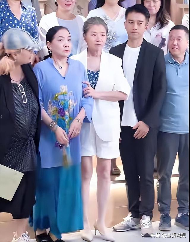 贪污上亿、假慈善？被实名举报的韩红，如今连坐椅子都成了"错"