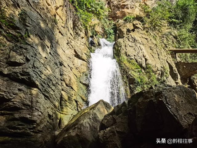 一个洞内烟云氤氲的躲匪洞，一个白练如幕的暗河瀑布