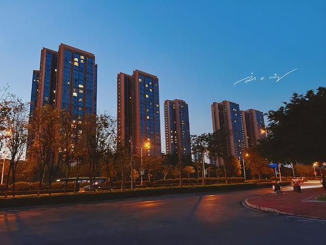 实拍柳州柳东新区：作为国家级高新区，高楼密布却为何人气冷清？