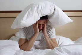 睡前用这个姿势躺一躺，大脑立刻安静下来，让你一觉睡到自然醒！图片