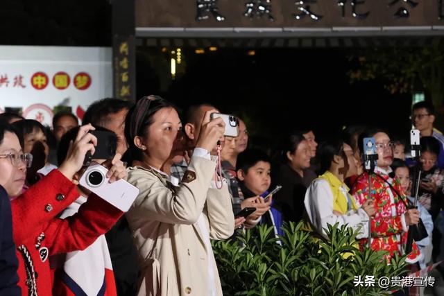 百万粉丝博主唱游贵港！你在现场吗？直播荷城圈粉全国