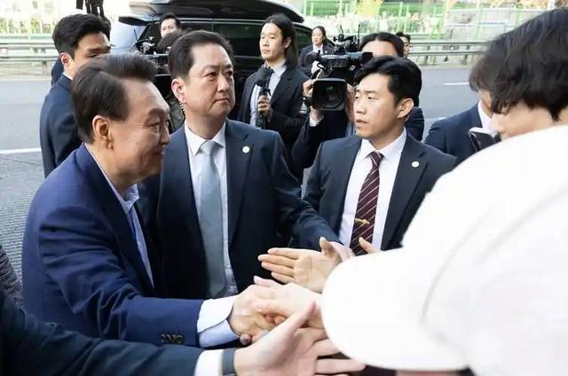 一听有机会出去，尹锡悦立马变脸，只要不被判死刑，他都愿意配合