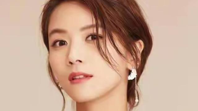 与陈思诚恋爱，和富豪老公闪婚闪离，41岁独自抚养女儿的她成赢家