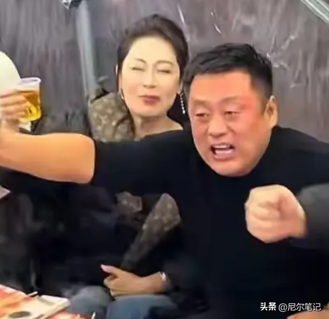 赵本山儿子请客吃砂锅，在暖棚里凑桌显寒酸	，宋晓峰喝到鼻脸通红