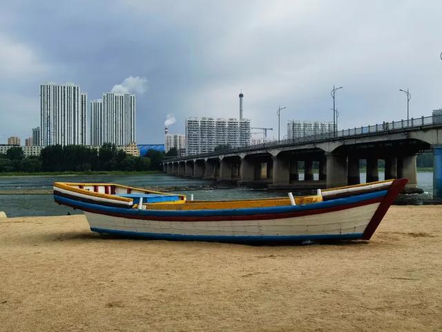 流经吉林市区的松花江