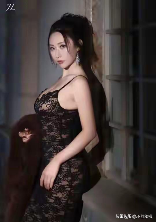 哇塞！这身材！这样貌！这腿！感觉她太吃亏了	，根本没现实中好看