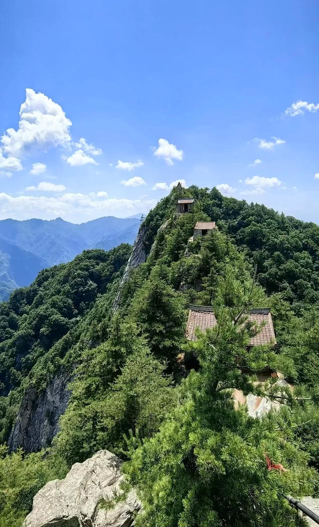 秦岭山脉，海拔超过2000米的山峰有哪些