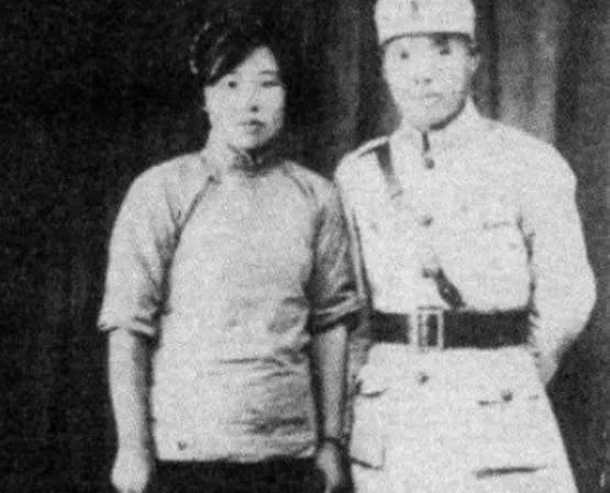 他不忍杀日本女俘，带她隐居农村，34年后才得知:妻子身份不简单
