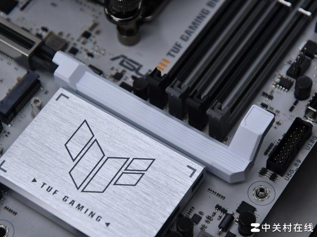 布局优化升级WIFI7 华硕B850重炮手白色版主板评测