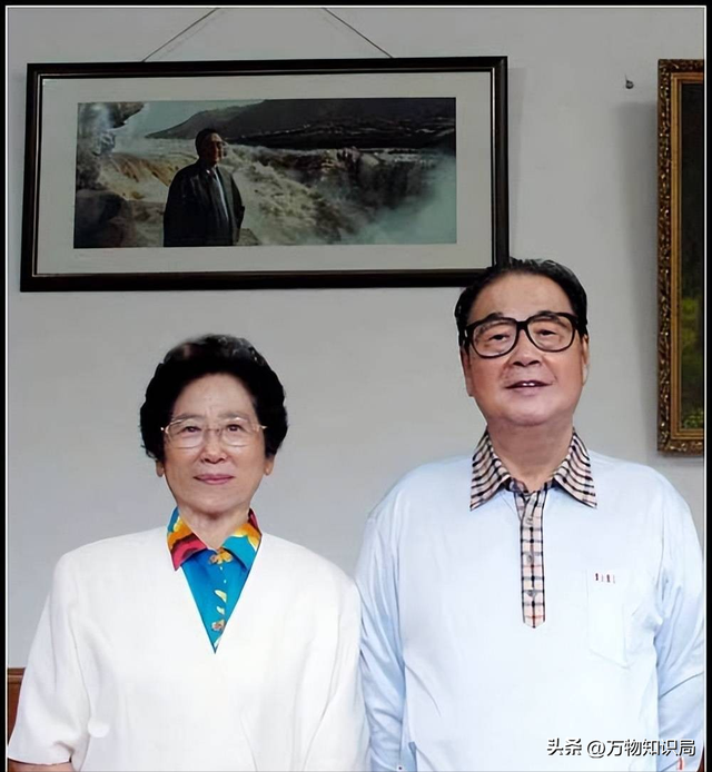 李鹏总理年轻时有多帅？1959年在吉林的留影	，他31岁，英俊潇洒